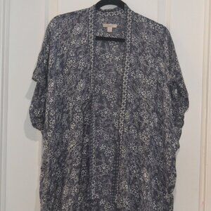 Pre-owned Loft Gray and White Floral Patterned Kimono Size M/L